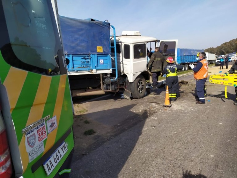 Fuerte choque entre dos camiones en la ruta 33. Un camionero de Pigüé con lesiones