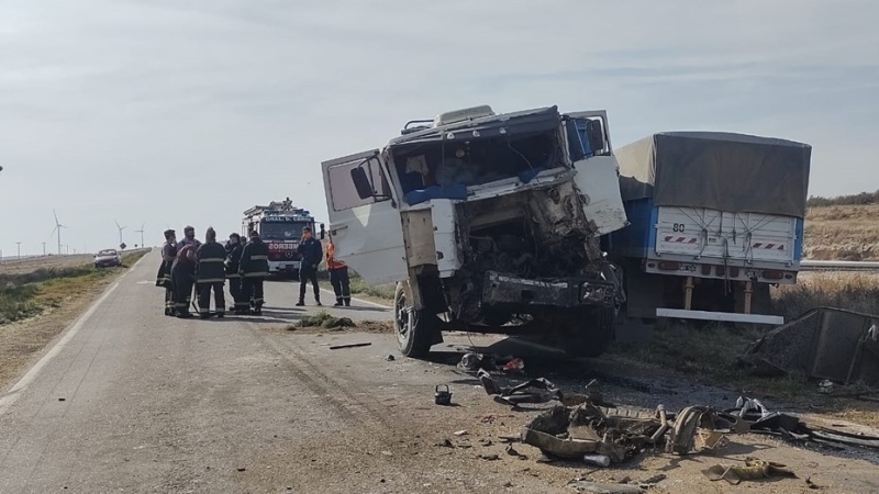 Fuerte choque entre dos camiones en la ruta 33. Un camionero de Pigüé con lesiones