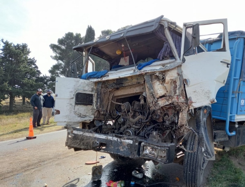 Fuerte choque entre dos camiones en la ruta 33. Un camionero de Pigüé con lesiones