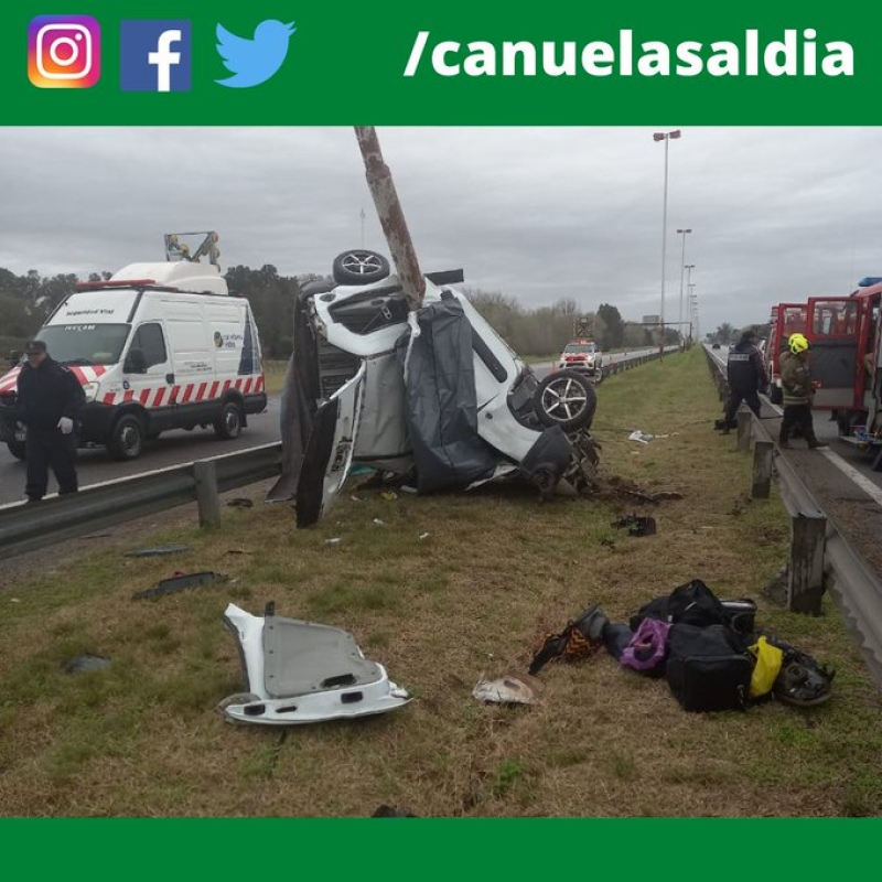 Tragedia en la autopista de Ezeiza: una camioneta se estrelló contra un poste y murieron cuatro integrantes de una familia