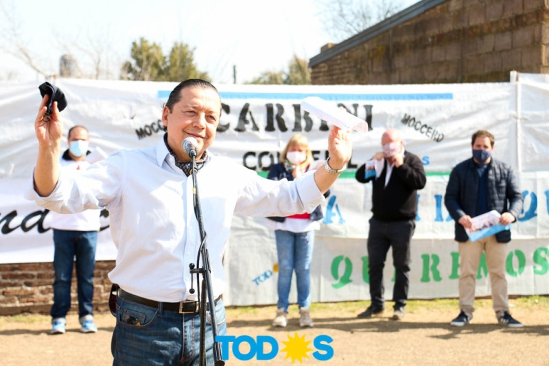 Moccero repartió palos a doquier contra la oposición y repartió terrenos y casas infinitos a futuro