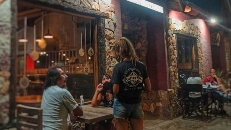 Sierra de la Ventana: una mujer golpeó a una empleada de una cervecería y causó destrozos