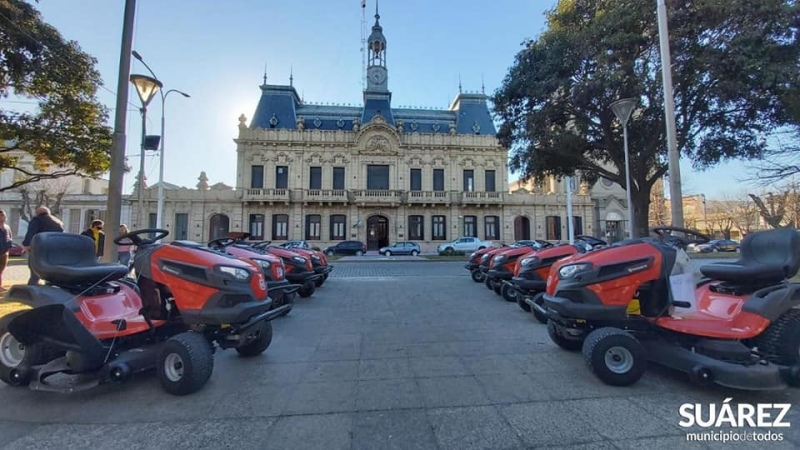 Las delegaciones del distrito recibieron tractores cesperos