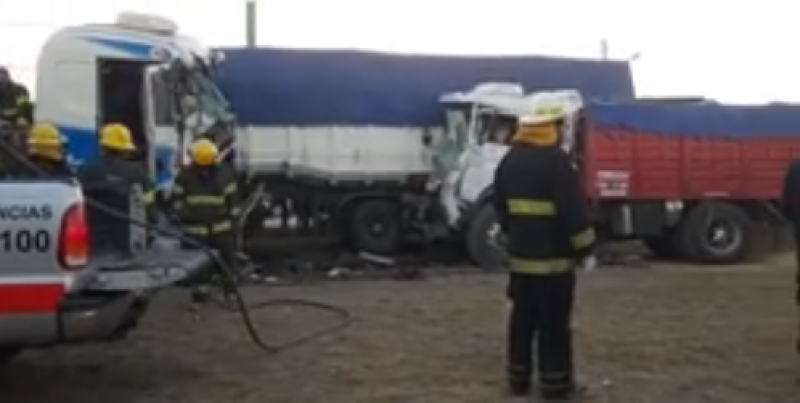 Pigüé: Un camión chocó un auto y otro camión estacionado