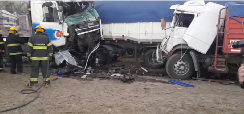 Pigüé: Un camión chocó un auto y otro camión estacionado