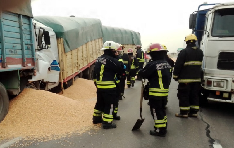 Fuerte choque entre dos camiones en la Ruta 33