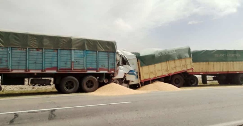 Fuerte choque entre dos camiones en la Ruta 33