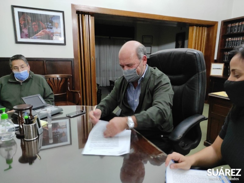 El municipio firmó un contrato para que se comience la construcción de los galpones para el mercado frutihortícola