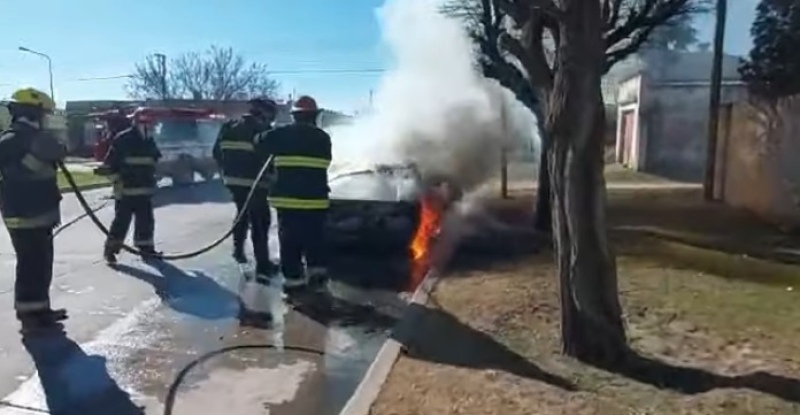 Un auto quemado por completo