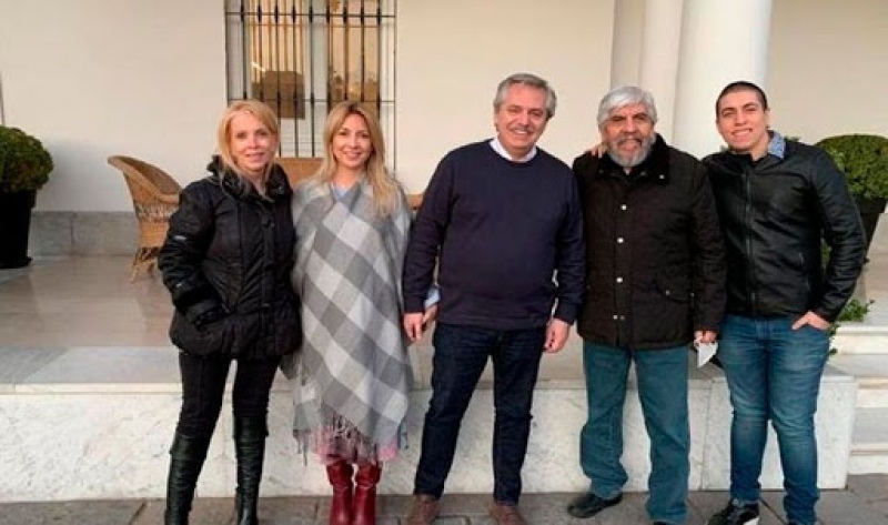 Alberto Fernández y Hugo Moyano con sus familias en la reunión que mantuvieron en agosto de 2020 en la Quinta de Olivos, cuando este tipo de reuniones estaban prohibidas.