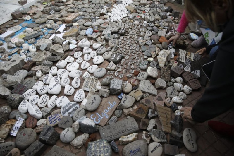 ”Marcha de las piedras”, el homenaje de los argentinos a las víctimas fatales del coronavirus