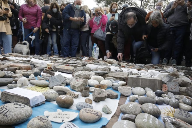 ”Marcha de las piedras”, el homenaje de los argentinos a las víctimas fatales del coronavirus