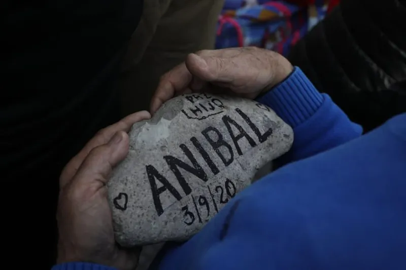 ”Marcha de las piedras”, el homenaje de los argentinos a las víctimas fatales del coronavirus