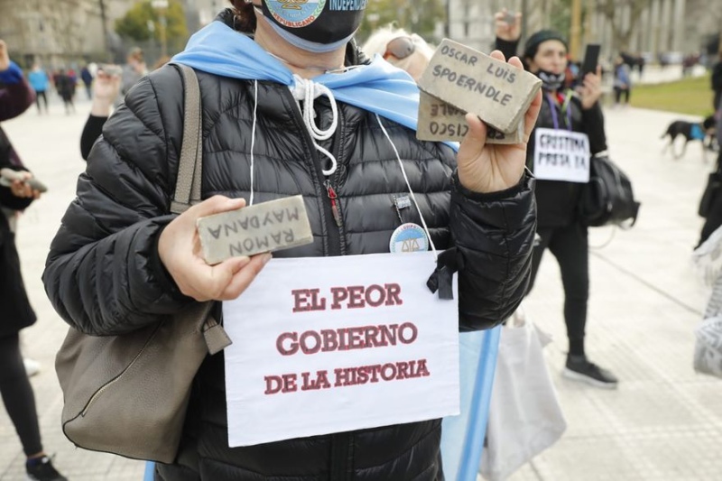 ”Marcha de las piedras”, el homenaje de los argentinos a las víctimas fatales del coronavirus