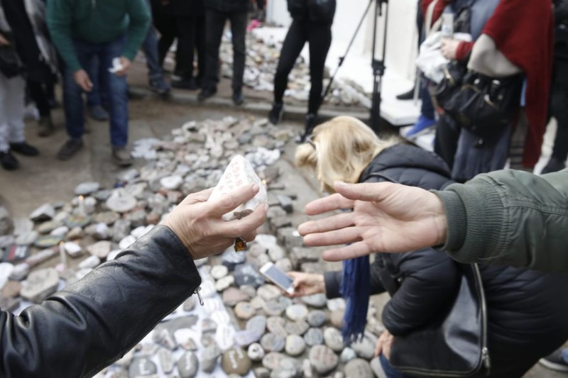 ”Marcha de las piedras”, el homenaje de los argentinos a las víctimas fatales del coronavirus