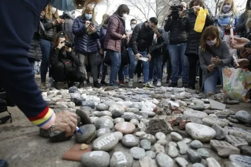 ”Marcha de las piedras”, el homenaje de los argentinos a las víctimas fatales del coronavirus