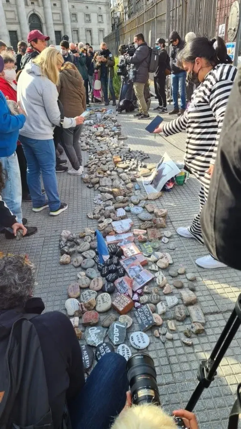 ”Marcha de las piedras”, el homenaje de los argentinos a las víctimas fatales del coronavirus