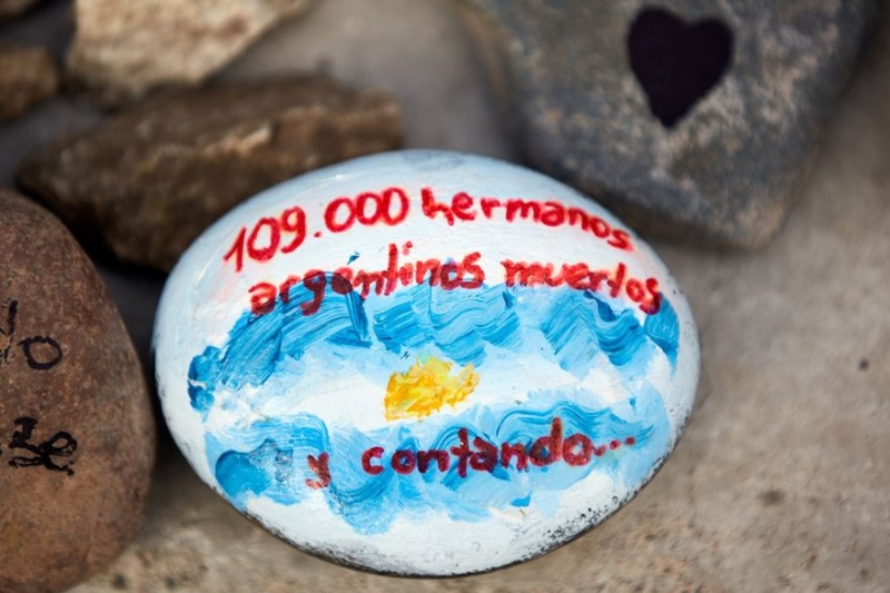 ”Marcha de las piedras”, el homenaje de los argentinos a las víctimas fatales del coronavirus