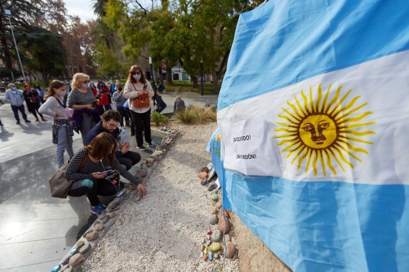 ”Marcha de las piedras”, el homenaje de los argentinos a las víctimas fatales del coronavirus