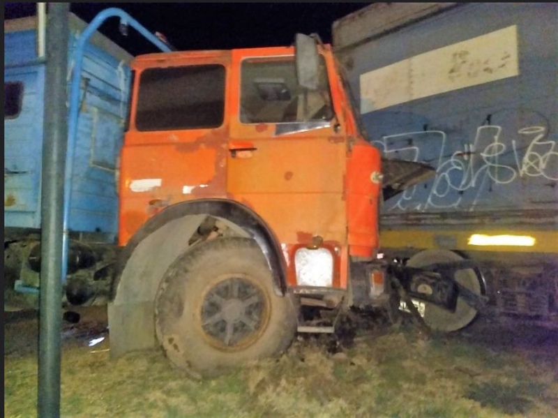 Saldungaray: Un camionero suarense chocó contra el vagón de un tren y fue internado