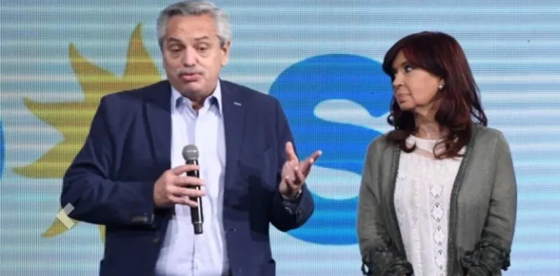 El día de la derrota en las PASO, en el búker oficialista sólo habló Alberto Fernández, bajo la mirada de Cristina Kirchner