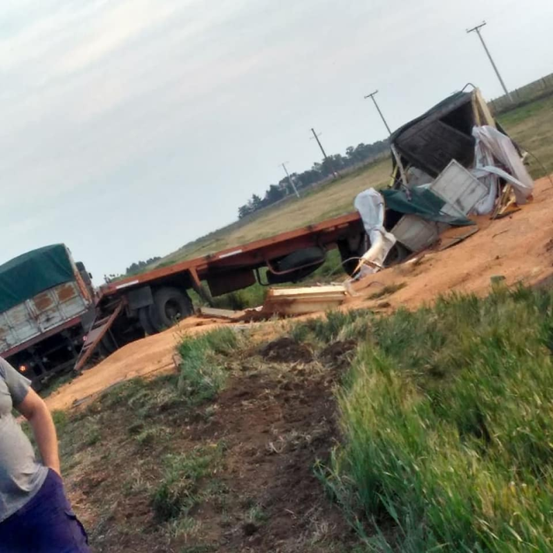 Impactante choque entre dos camiones en la ruta 33, altura Guaminí