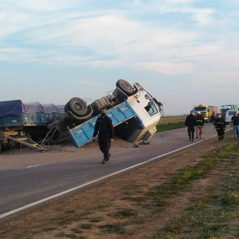 Impactante choque entre dos camiones en la ruta 33, altura Guaminí