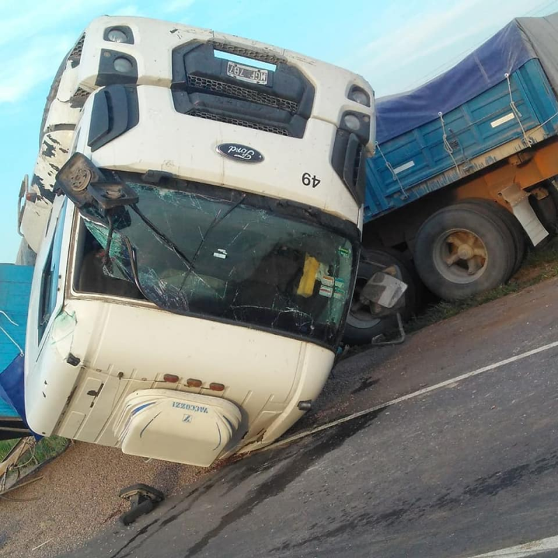 Impactante choque entre dos camiones en la ruta 33, altura Guaminí