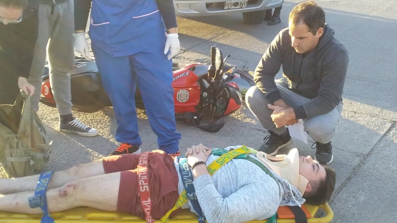 Un lesionado en un choque entre una moto y una camioneta