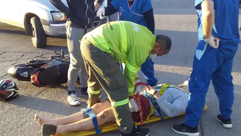 Un lesionado en un choque entre una moto y una camioneta