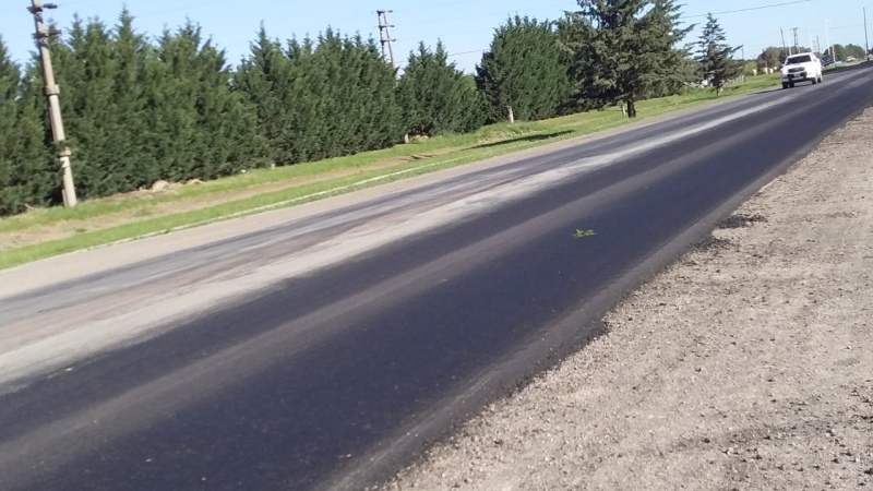 Están repavimentando la ruta 85 frente al Barrio Los Fresnos