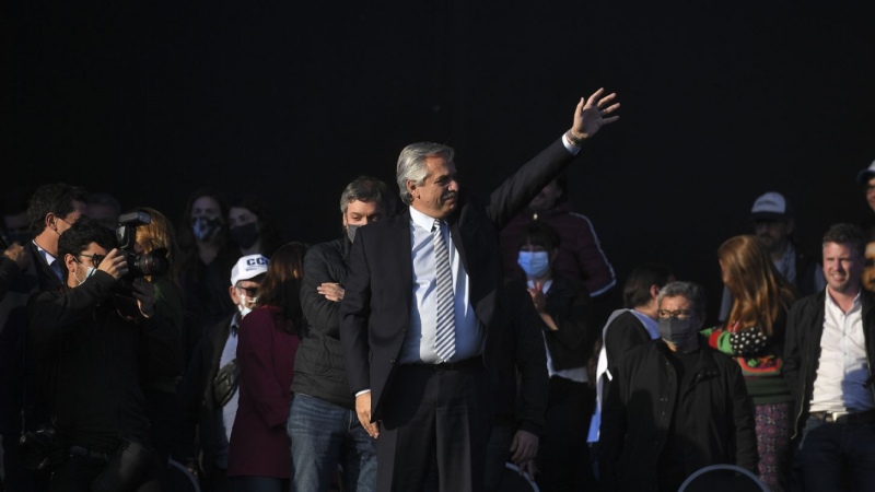 Ante una multitud, Alberto Fernández realizó promesas y cargó contra Mauricio Macri