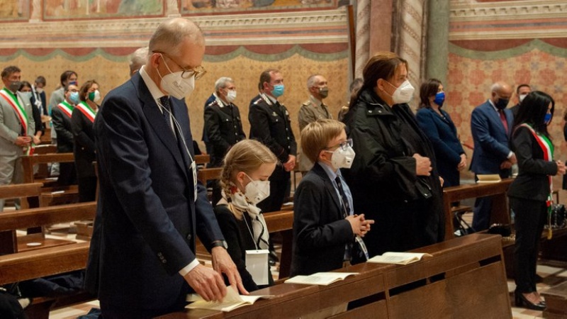 Los padres de Carlo Acutis junto a sus hijos mellizos durante la ceremonia de beatificación, en Asís