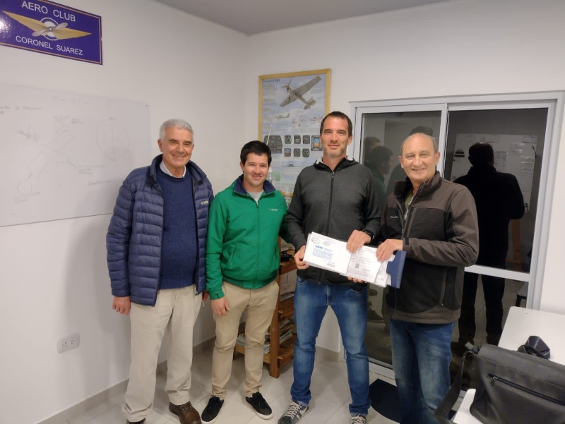 Después de 40 años se recibieron 4 nuevos pilotos comerciales en el Aero Club Coronel Suárez