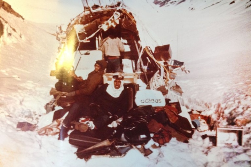 Roy Harley está de espalda. De campera marrón Roberto Canessa. Tintín Vizintín viste una remera blanca en su cabeza. La foto la tomó Nando Parrado. Fue durante su estadía en la cola del avión, a donde fueron para intentar comunicarse a través de la radio