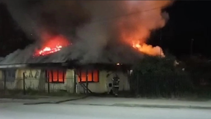 Otro violento ataque mapuche: destruyeron un club de El Bolsón y amenazaron a la gobernadora