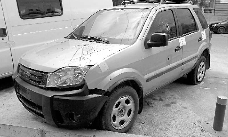 La camioneta que utilizaba Bustos y la marca de los disparos.