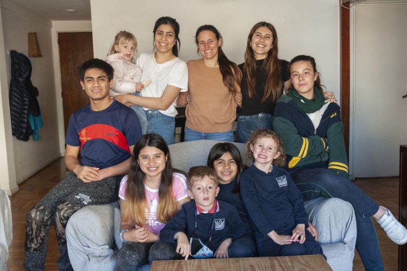 Catalina Hornos junto a sus hijas e hijos en su casa de la ciudad de Buenos Aires