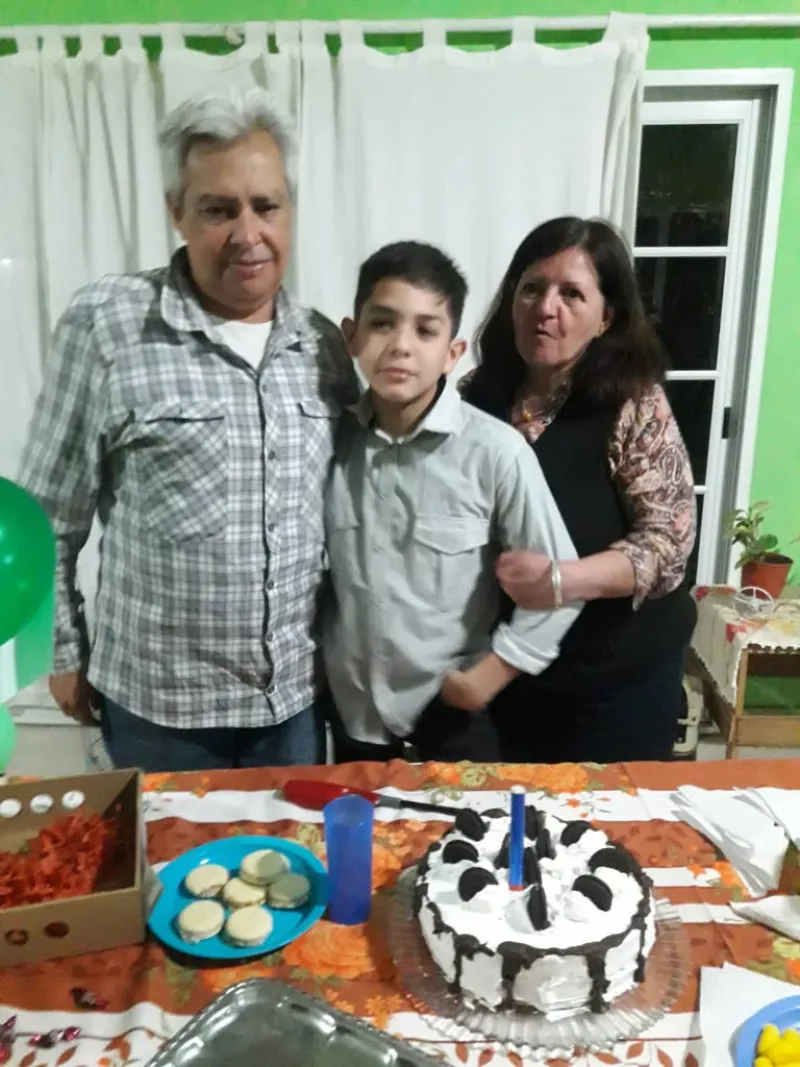 Agustín junto a sus padres adoptivos, Eduardo y Araceli