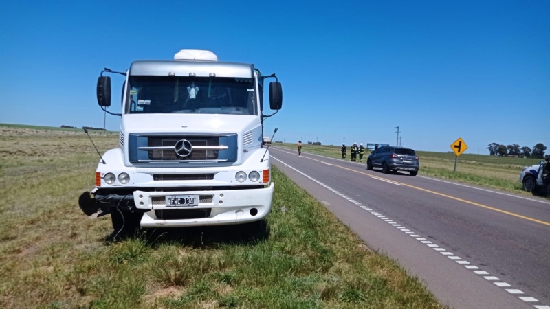 Colisionaron un camión y un auto cerca del acceso a Tornquist