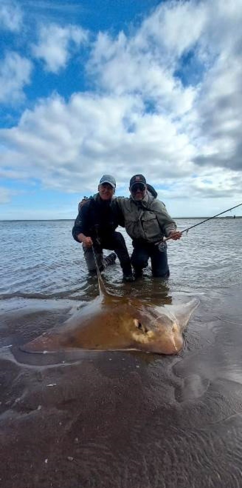 Un pescador de Oriente capturó a un “chucho” gigante