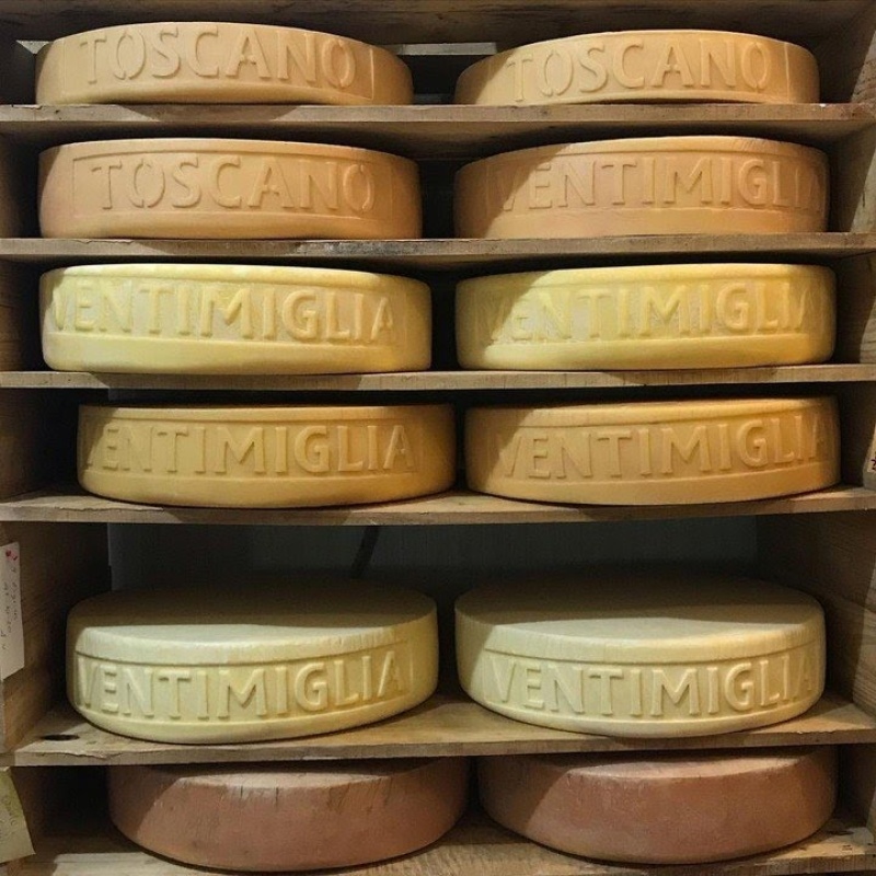 Hormas de queso Toscano y 4 Esquinas de Quesería Ventimiglia.