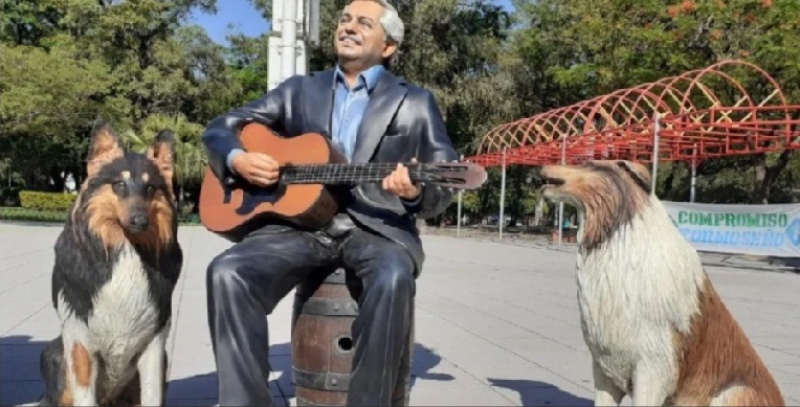 Instalaron una estatua de Alberto Fernández y su perro Dylan en una plaza de Formosa