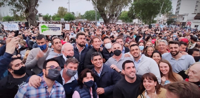 Gustavo Deheza de la Asoc Civil “Banquemos al Aeropuerto”, junto a Diego Santilli, dirigentes de Juntos Por el Cambio y vecinos, que reclamaron la reapertura del aeropuerto