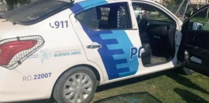 Policías fueron a un barrio por la muerte de una mujer y les desvalijaron el patrullero