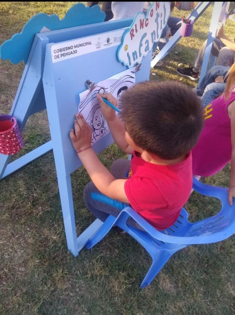 Escándalo en Pehuajó: Bajan línea ideológica a niños en la Feria del libro, haciendo pintar dibujos de Evita y el Che Guevara