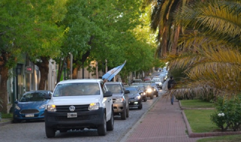 Pigüé: Marcha a favor del respeto y el diálogo en el conflicto de los municipales