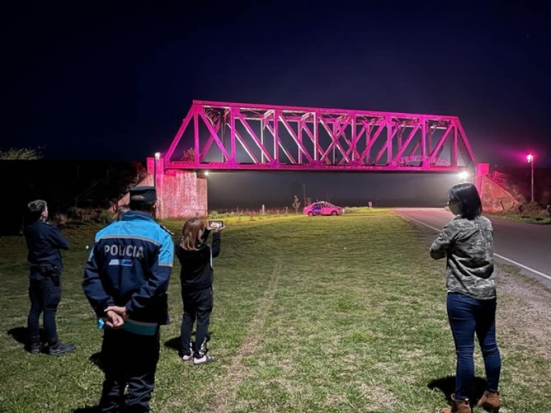 Huanguelen adhirió a la lucha contra el cáncer de mama iluminando de rosa el Puente Negro