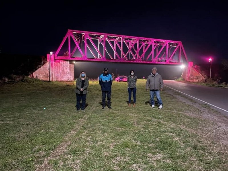 Huanguelen adhirió a la lucha contra el cáncer de mama iluminando de rosa el Puente Negro