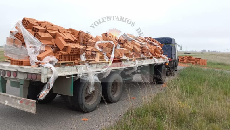 Un camión con ladrillos volcó su carga en la rotonda de Huanguelén